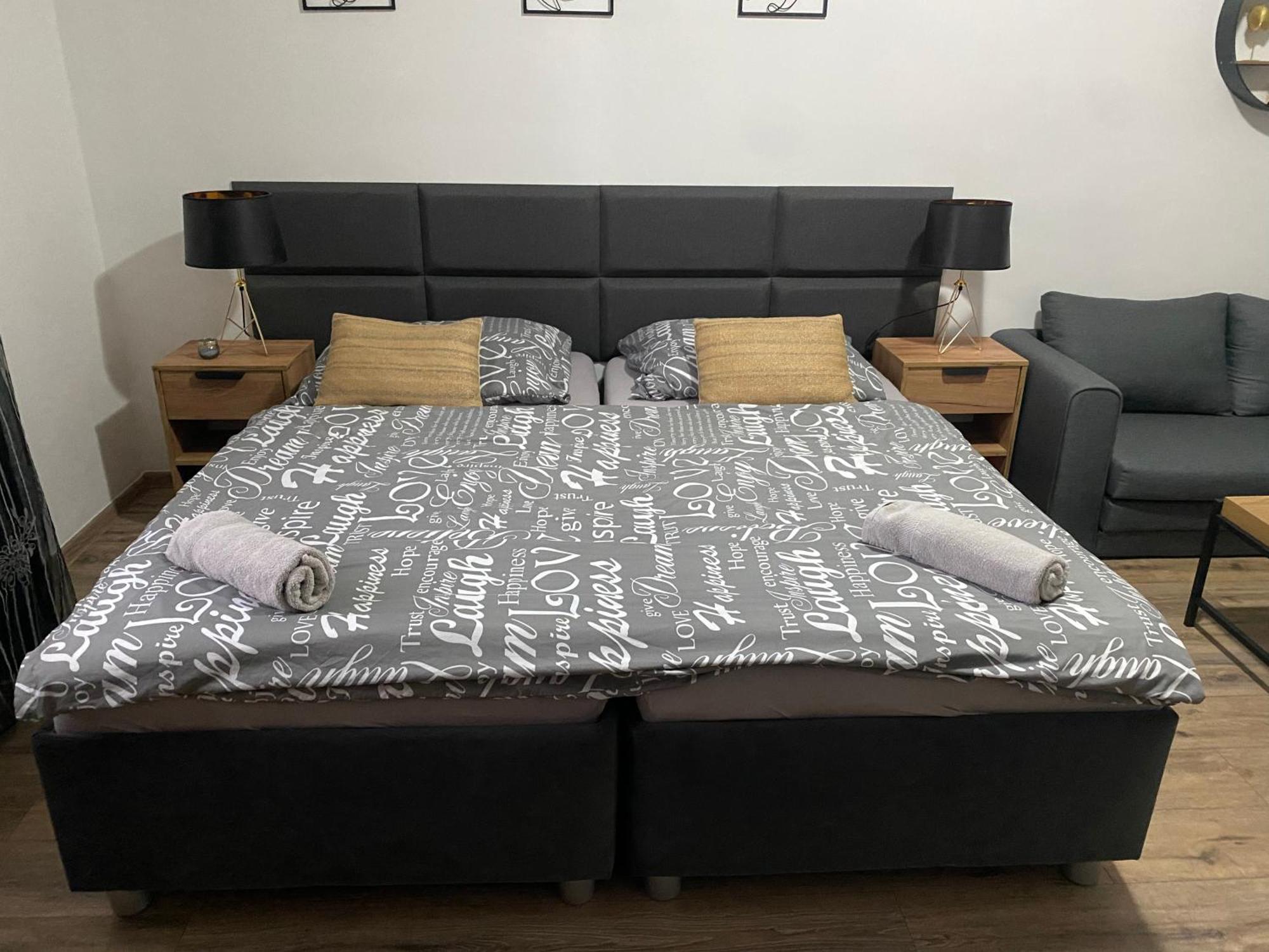 Cerna Ruze - 4 *