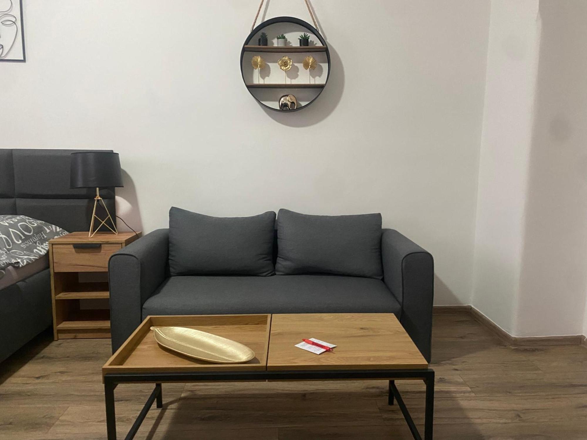 Cerna Ruze - 4 *